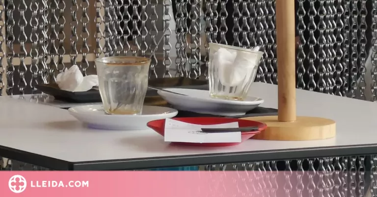 Quatre homes marxen d'un bar sense pagar i hi tornen més tard per robar-hi
