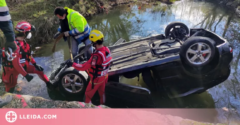 ⏯️ Moren dos joves al caure amb el seu cotxe en una riera
