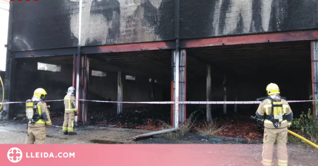 Un incendi crema una nau a Torrefarrera