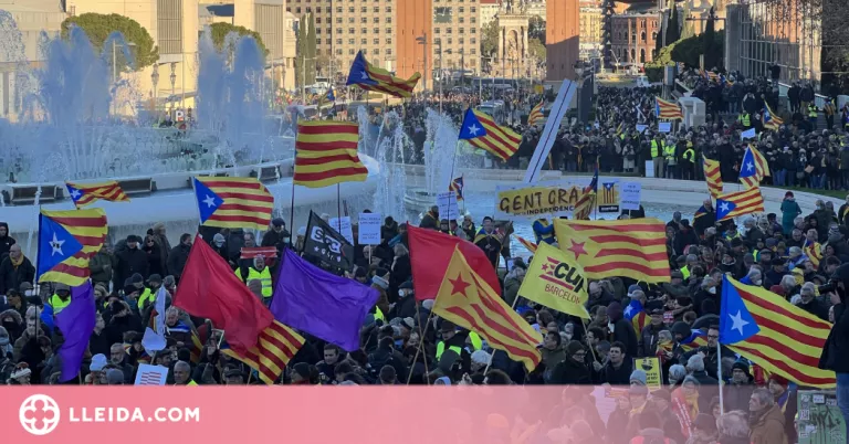Milers d'independentistes davant del MNAC per protestar contra la cimera hispano-francesa