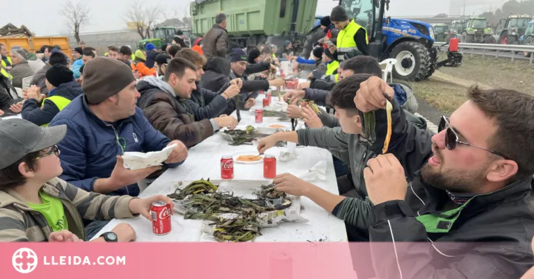 ⏯️ Cassola de tros, calçots i tot tipus d'avituallaments a l'A-2 per resistir les hores de la protesta del sector agrícola