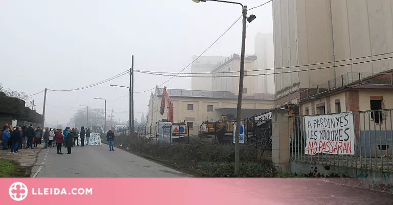 ⏯️ Veïns del barri de Pardinyes de Lleida paralitzen l'enderroc de les Sitges en tirar ous a les màquines