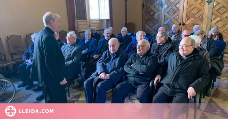 Els sacerdots de més de 75 anys es desitgen bon Nadal en una trobada amb el bisbe de Lleida