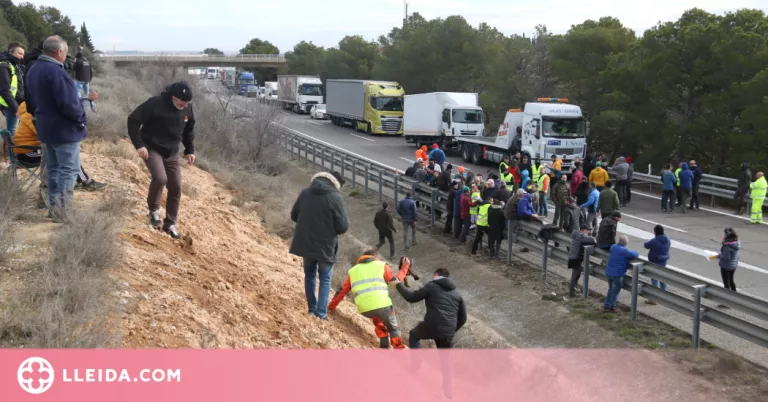 Els Mossos impedeixen el pas dels tractors per tallar l'AP-2 a Soses i els pagesos hi accedeixen a peu