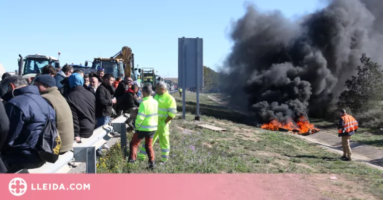 ⏯️ Uns 300 pagesos tallen l'A-2 i l'AP-2 a l'altura de Soses per reclamar solucions a les demandes agràries