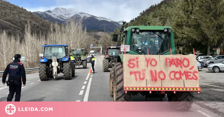⏯️ Una desena de tractors tallen l'N-230 a l'Alta Ribagorça per fer sentir el malestar del sector