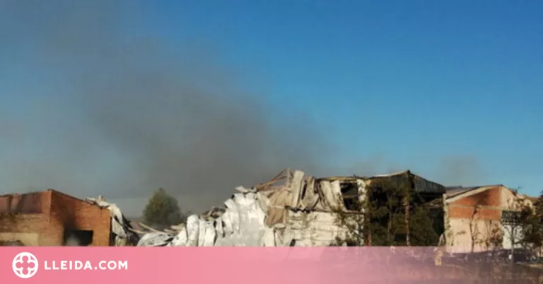 Un incendi a Torrelameu crema quatre naus industrials i un camió