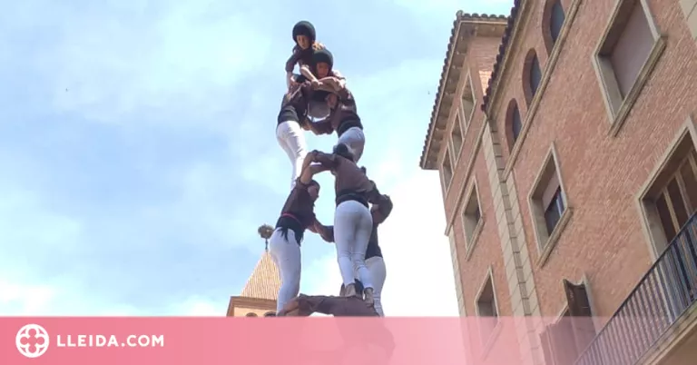 Castells a la plaça de l'Ajuntament de Mollerussa l'últim dia de la seva festa major