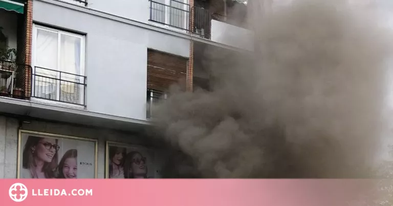 Quatre blocs de pisos de Lleida confinats per un incendi en un transformador elèctric