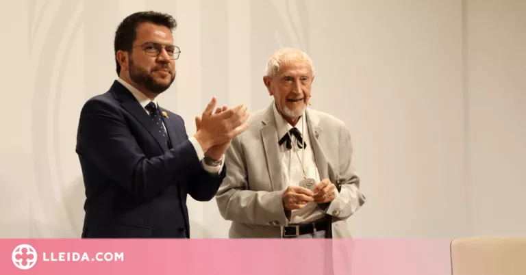 ⏯️ Josep Vallverdú rep la medalla centenària: "La llengua retrocedeix perquè no s'empra prou"