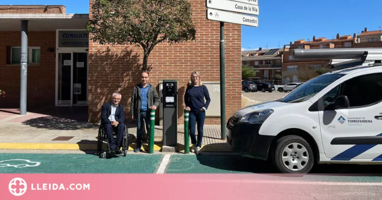 En marxa tres carregadors municipals per a vehicles elèctrics a Torrefarrera