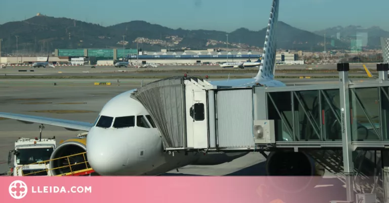 Aerolínies i agències de viatges reclamen eliminar l'ús de la mascareta a l'avió
