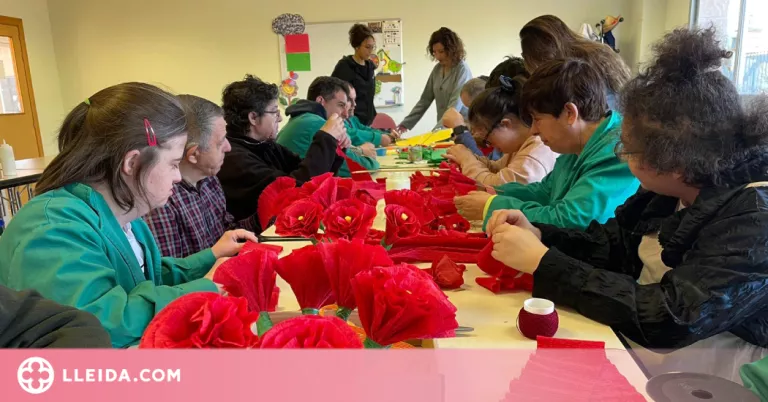 Els usuaris de l'Associació La Torxa elaboren 100 roses de paper per celebrar Sant Jordi