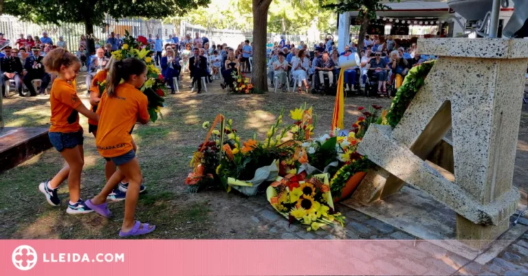 Mollerussa celebra la Diada amb la tradicional ofrena al monument de la Senyera