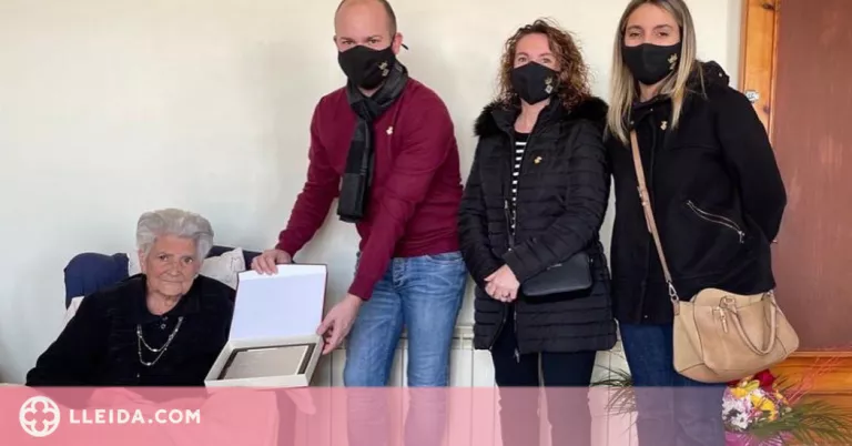 Corbins homenatja la seva primera veïna centenària
