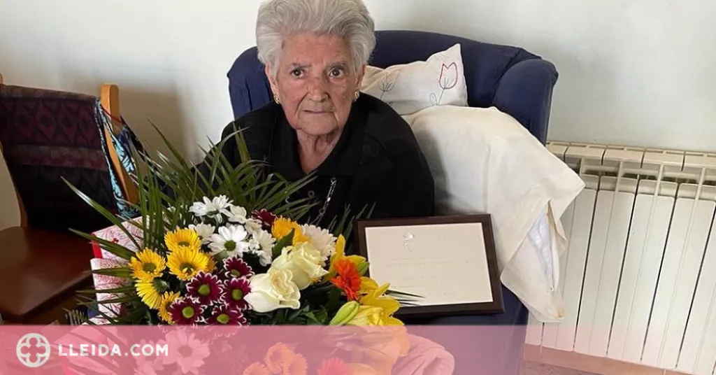 Corbins homenatja la seva primera veïna centenària