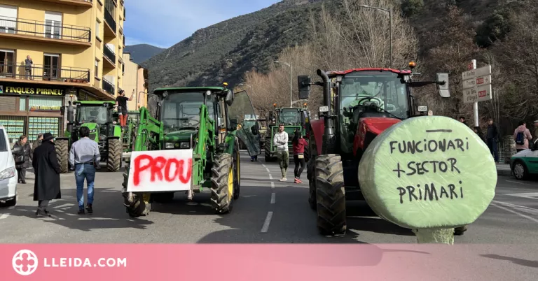 Una vintena de tractors talla la C-13 al seu pas per Sort per sumar-se a les protestes del sector agrari