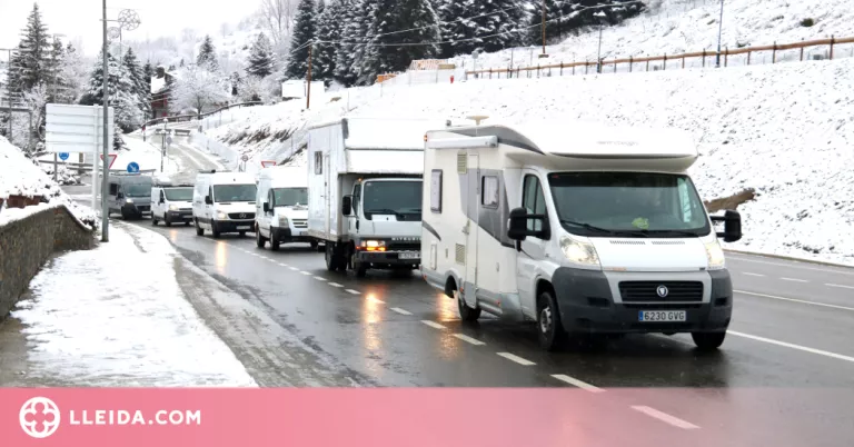 ⏯️ Temporers de neu fan una marxa lenta d'autocaravanes a Baqueira contra la falta d'habitatge