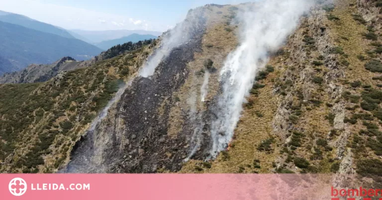 Els bombers treballen en un incendi forestal a Alins, al Pallars Sobirà