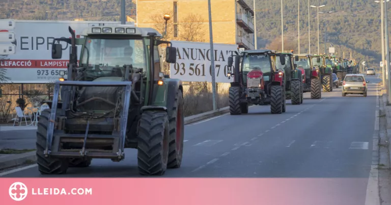 Pagesos protesten en diverses marxes lentes de tractors a diferents punts de la demarcació de Lleida