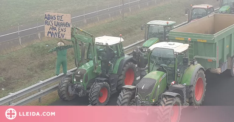 ⏯️ Pagesos i ramaders del Pla d'Urgell tallen l'A-2 a Fondarella amb els seus tractors
