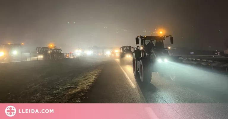 ⏯️ Centenars de tractors surten de l'A-2 a Fondarella en direcció Barcelona