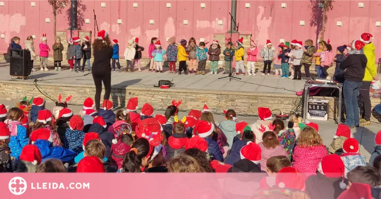 Els alumnes de Tàrrega acomiaden el trimestre amb una cantada de nadales al centre de la ciutat