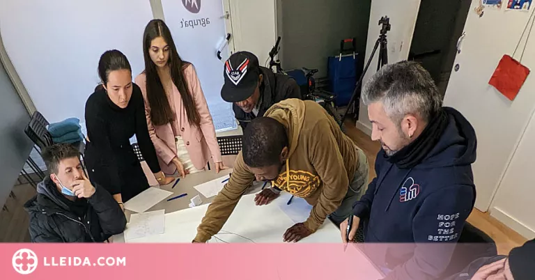 Un mural a Lleida dona veu a col·lectius vulnerables el Dia de la Felicitat