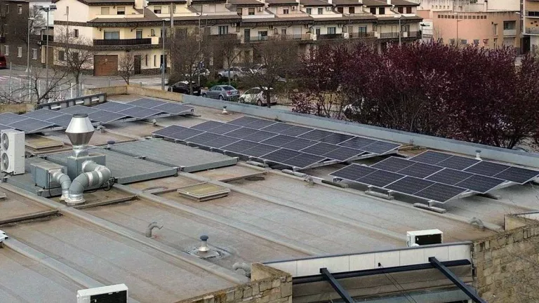 Culminen la instal·lació de plaques solars a la Llar d’Infants El Niu de Tàrrega