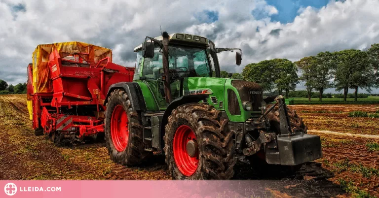 Mor un home de 45 anys en bolcar amb el tractor en una finca a Ribera d'Ondara