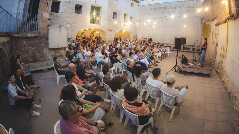 Prop de dues-centes persones vibren amb la cloenda del Minúscul 2025