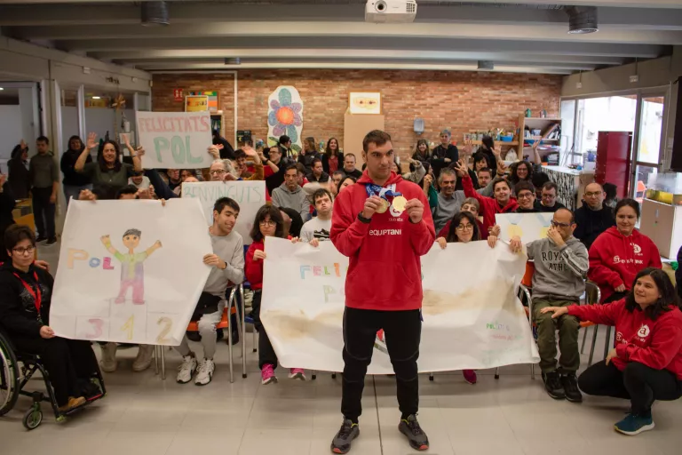 Pol Puiggener, doble or als Special Olympics, rep una càlida rebuda a l'Associació Alba
