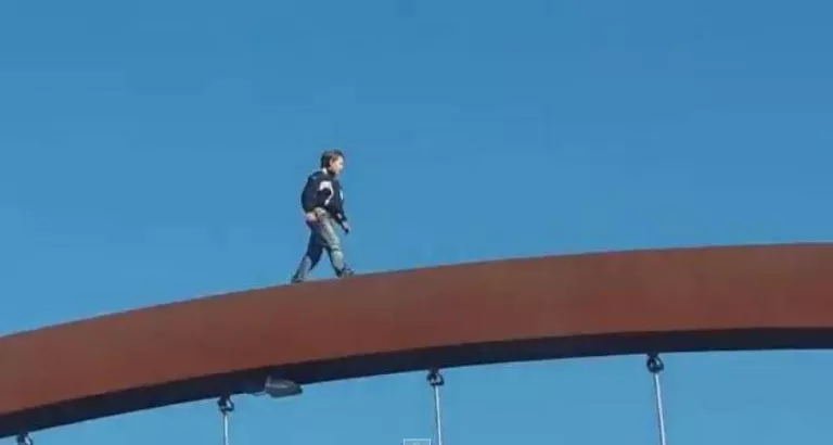 Un nen creua el pont dels Instituts de Lleida