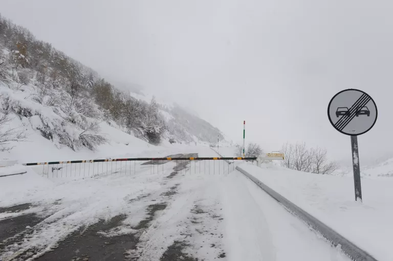 Allau de neu en un tram de la C-28 obert al trànsit
