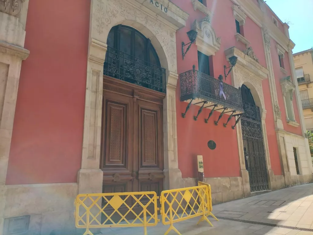 Finalitzada la restauració de les portes de l’entrada del Palau de la Diputació