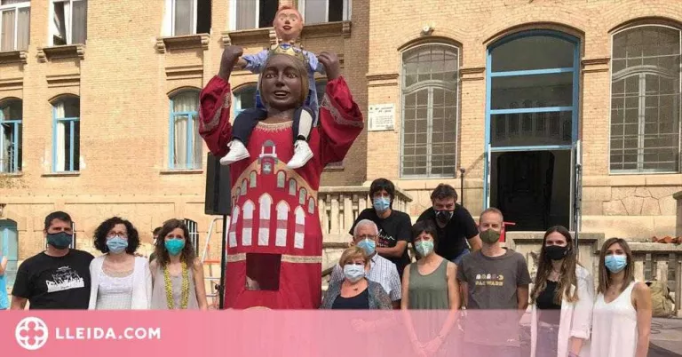 El col·legi Maristes acaba el curs amb el bateig de la geganta Montserrat
