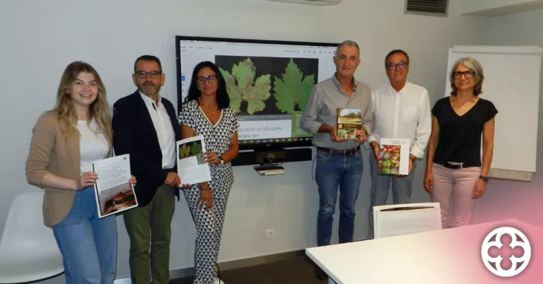 Una obra sobre el garrofer guanya el premi del llibre agrari de la fira de Sant Miquel