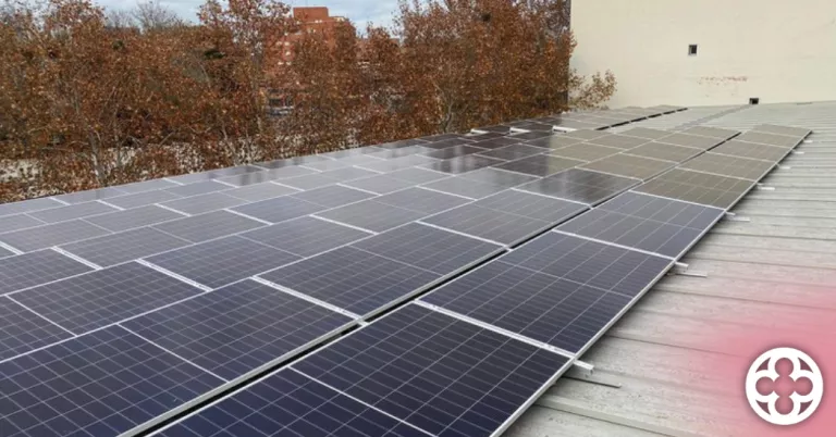 Instal·len més de dos-cents panells solars fotovoltaics a la coberta del pavelló Barris Nord