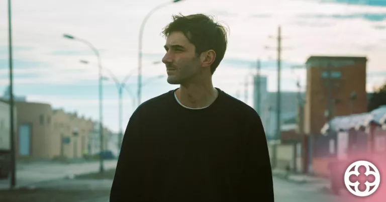 El lleidatà Miquel Allué presenta el seu nou single, 'Si m'hi fico'