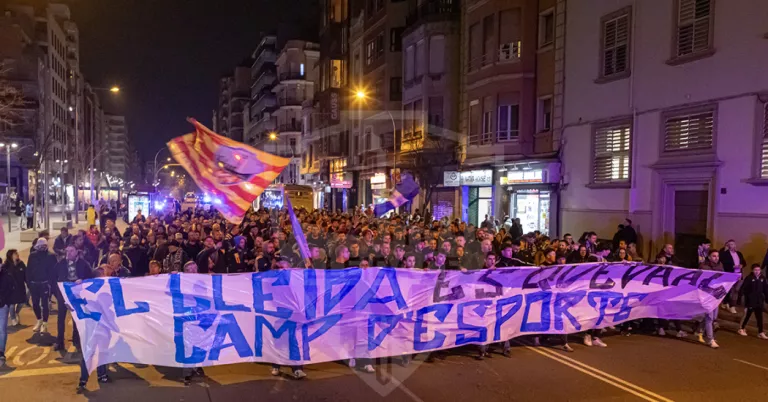 Centenars d’aficionats del Lleida CF es manifesten contra el conveni d’ús del Camp d’Esports