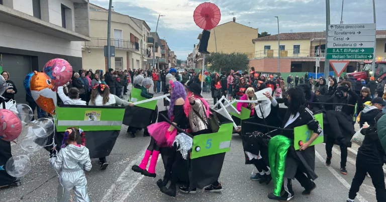 Alpicat celebra el Carnaval amb una multitudinària rua de carrosses i comparses