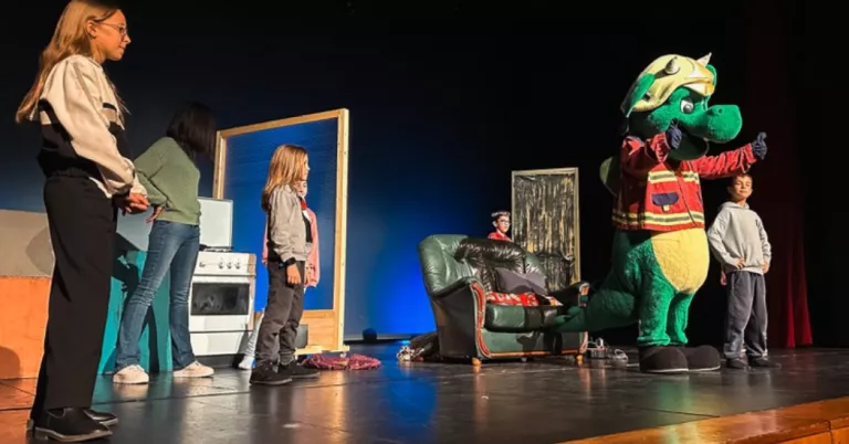 Prop de 1.100 infants de Lleida es formen en prevenció d’incendis a la llar a través del teatre