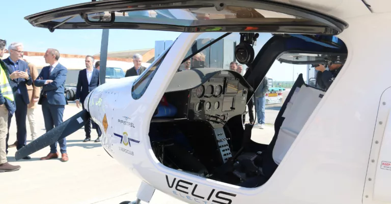 L’aeroport de Lleida-Alguaire prova vols elèctrics amb energia generada a partir de metanol