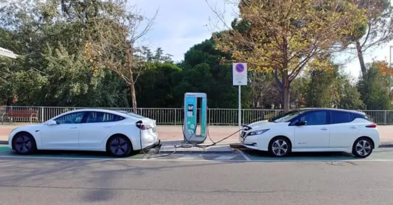 Lleida regula l’ús de les estacions de recàrrega de vehicles elèctrics
