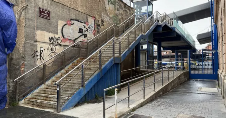 Iniciada la retirada de l’escala metàl·lica de la Passarel·la dels Ferroviaris per les obres