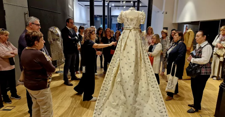 Els vestits de paper de Mollerussa ja es poden visitar a Barcelona