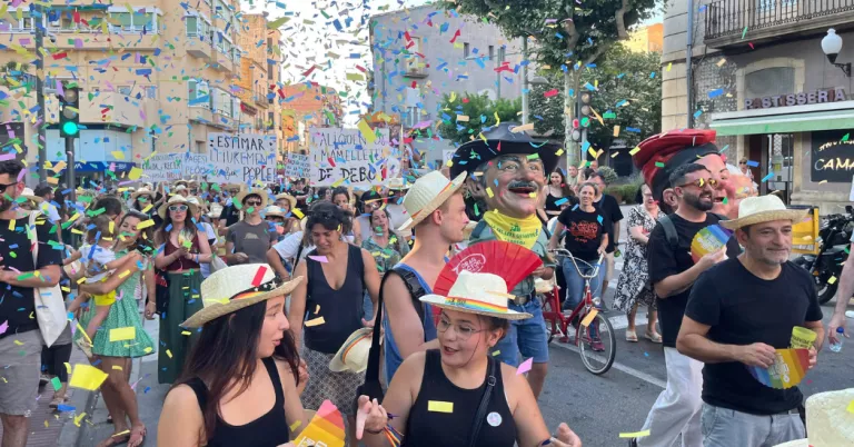 Els carrers de Tàrrega s'omplen d'orgull LGTBIQ+ i reivindiquen la diversitat