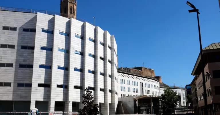 12 anys de presó per agredir sexualment l'exparella al carrer