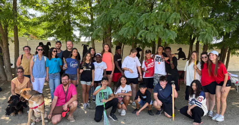 Joves voluntaris i usuaris col·laboren per millorar el parc caní de Mollerussa