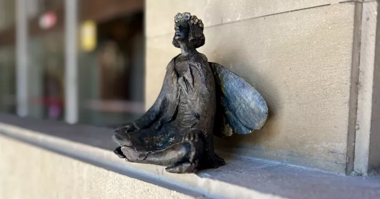 Actes vandàlics obliguen a reubicar les escultures de les fades de Mormur